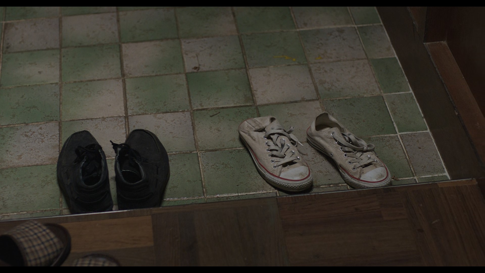 Eun-gyo's shoes next to Seo Ji-woo's shoes (Source - movie Eun-gyo)