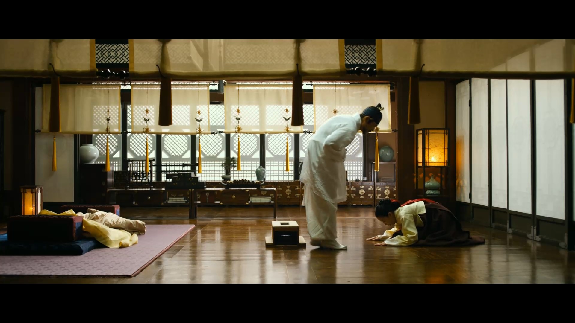 The fake king disembarking using a very frame (Source - Movie Gwanghae, The Man Who Became King)